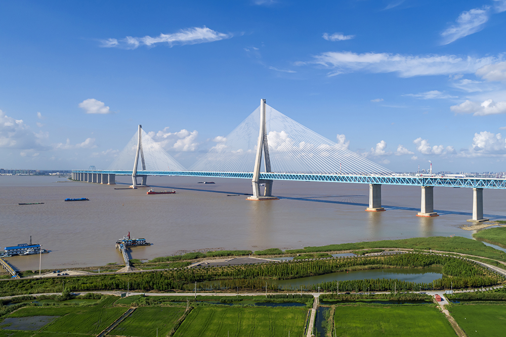 滬蘇通長(cháng)江大橋建成通車(chē)。.jpg